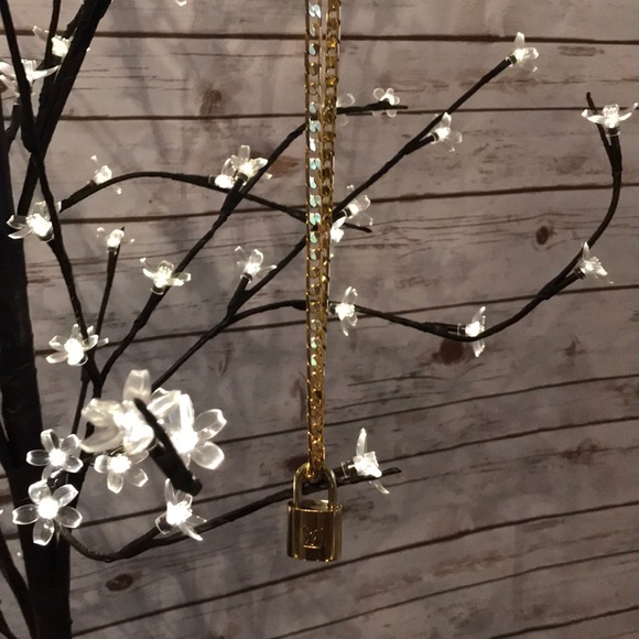 Louis Vuitton Jewelry - FINALBEAUTIFUL LOUIS VUITTON LOCK NECKLACE IN GOLD
